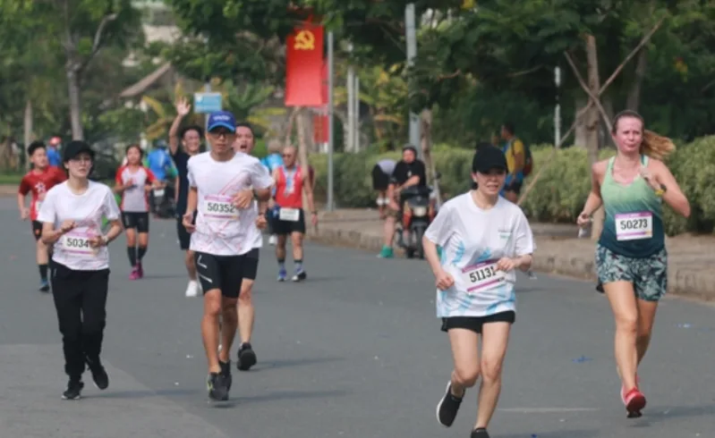 Các thuật ngữ như sprinter, marathon runner, track events và field events giúp người học dễ hiểu hơn khi xem giải quốc tế.