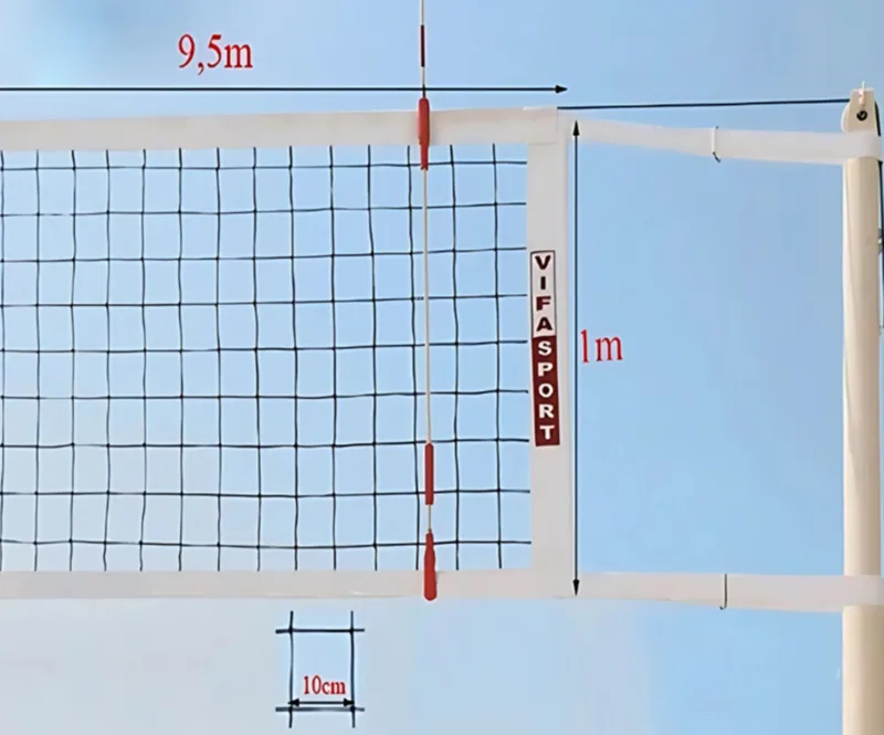 Lưới bóng chuyền tiêu chuẩn thường dài khoảng 9,5 m đến 10 m và rộng khoảng 1 m