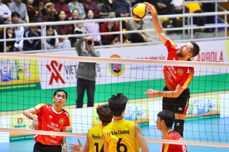 Lưới bóng chuyền nam tiêu chuẩn có chiều cao 2,43 m theo quy định thi đấu